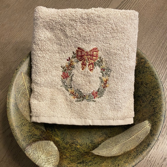 NWT LCW Home Christmas Wreath Embroidered Coton Hand and Face Towel - Picture 1 of 3
